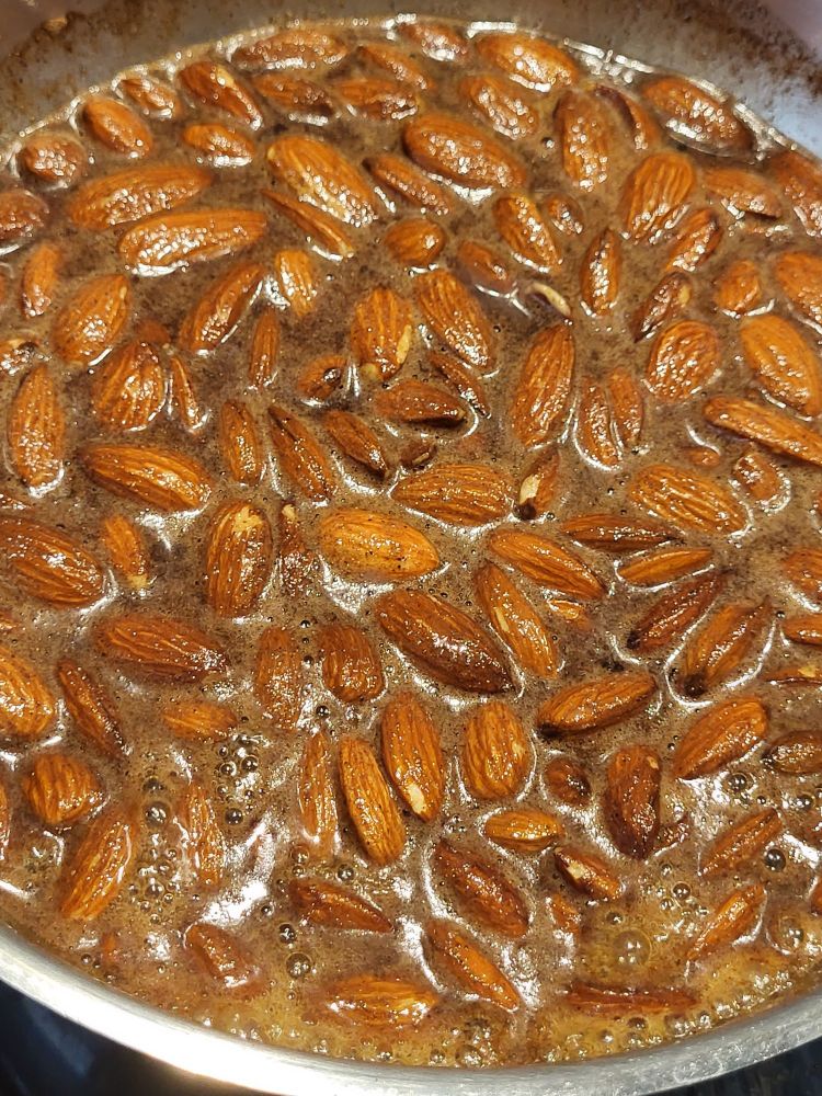 Gebrannte Mandeln im Produktionsprozess.