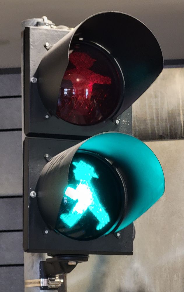 Eine Ampel mit grünem Ampelmännchen. Aus Berlin.