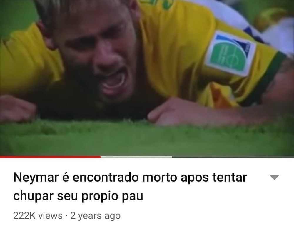Imagem mostrando o ex jogador em atividade Neymar, caído em campo fingindo mais uma falta como o frame de um vídeo do YouTube. No espaço do título do mesmo está escrito "Neymar é encontrado morto após tentar chupar seu próprio pau"