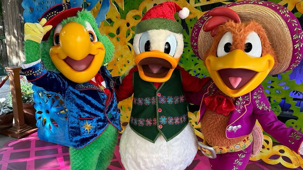 The Three Caballeros (Jose, Donald & Pancito) in their Viva Navidad! Outfits at Dis California adventure. Guapos♥️