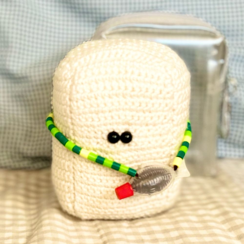 おとうふのあみぐるみ
ネギに見立てたアイロンビーズの肩ひも
サカナのしょうゆビン型のカバン