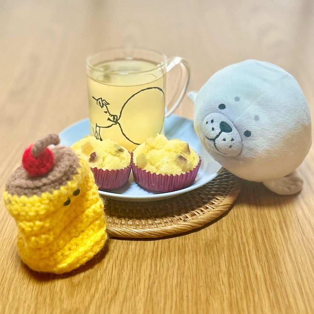アザラシのぬいぐるみ先生と
げっそりぺにょぺにょのプリン
ゆず茶とローソンさんの紅はるかのおいもむしパン