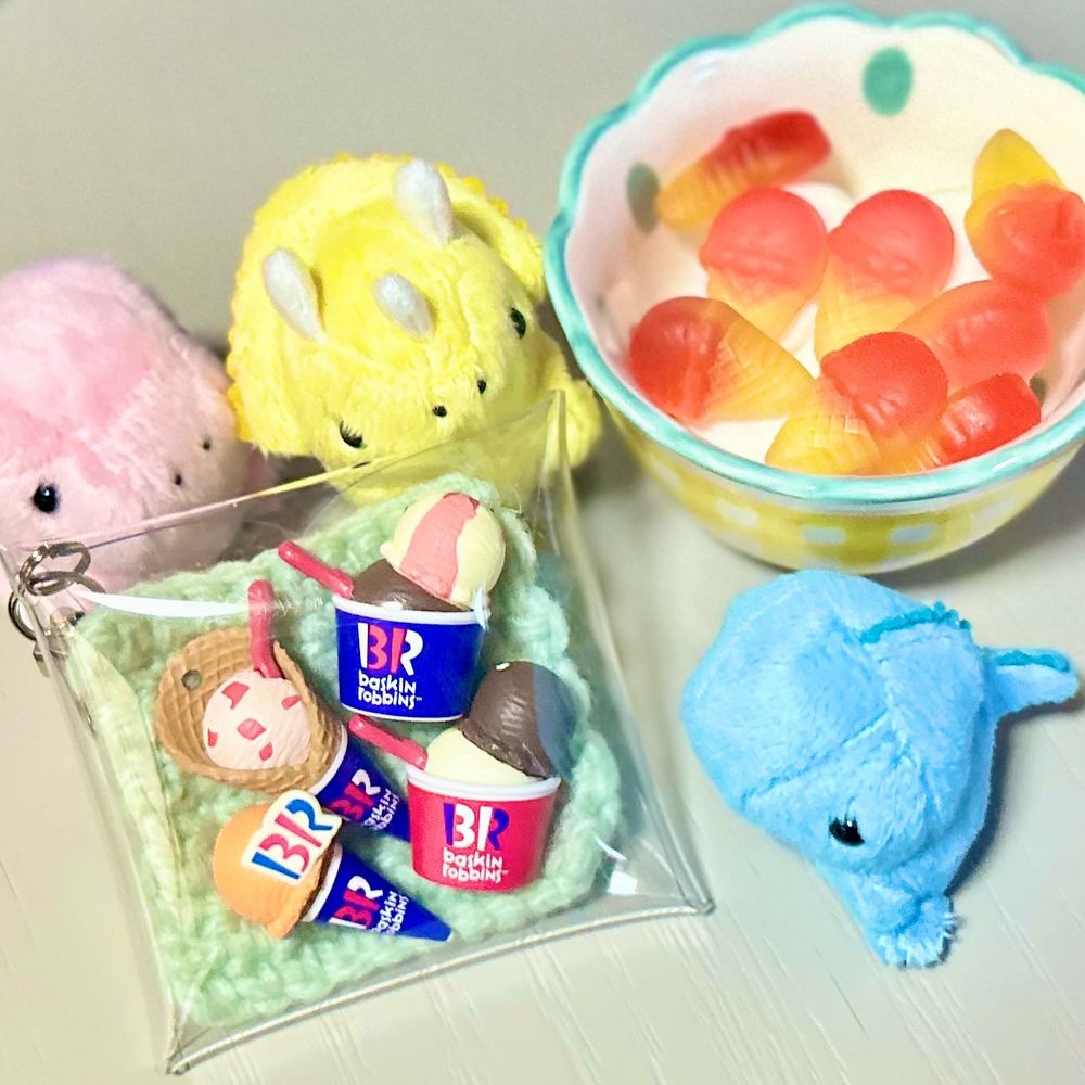 グミとアイスをねらうちびっこ恐竜たち
サーティーワンのマスコット付きグミ
ちまちまあつめてキーホルダーにしたよ
ねらいのポッピングシャワーはでなかった…
そしてこのグミ単体でめちゃうますぎたからふつうに売ってほしいよ