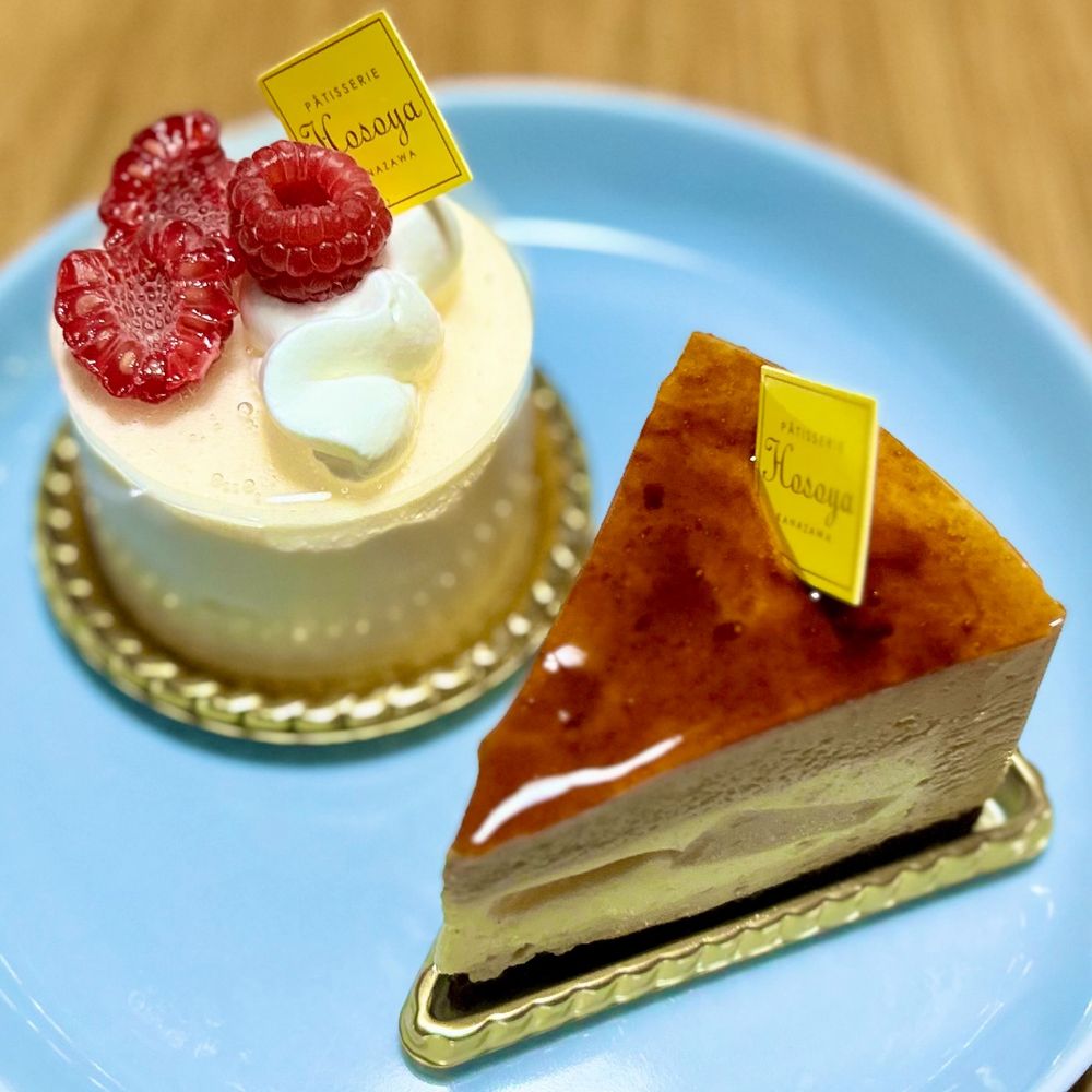 人気のケーキ屋さんHosoyaさんのケーキ
ホールより色んな味えらんでくれたママぺーにょ
手前はリンゴのコンポートのブリュレ的なムースケーキ✨奥はつぶつぶベリーがのったスフレチーズっぽいケーキ🍰