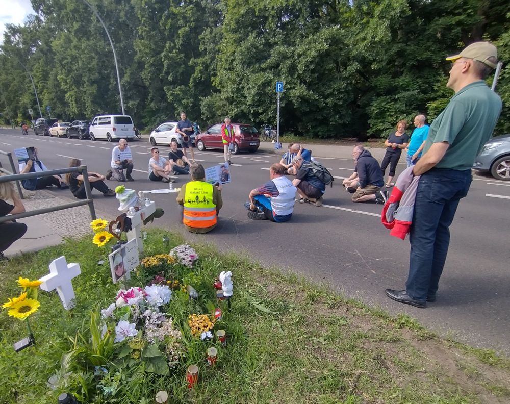 Mahnwache auf der Fahrbahn, Blumen, Kerzen 