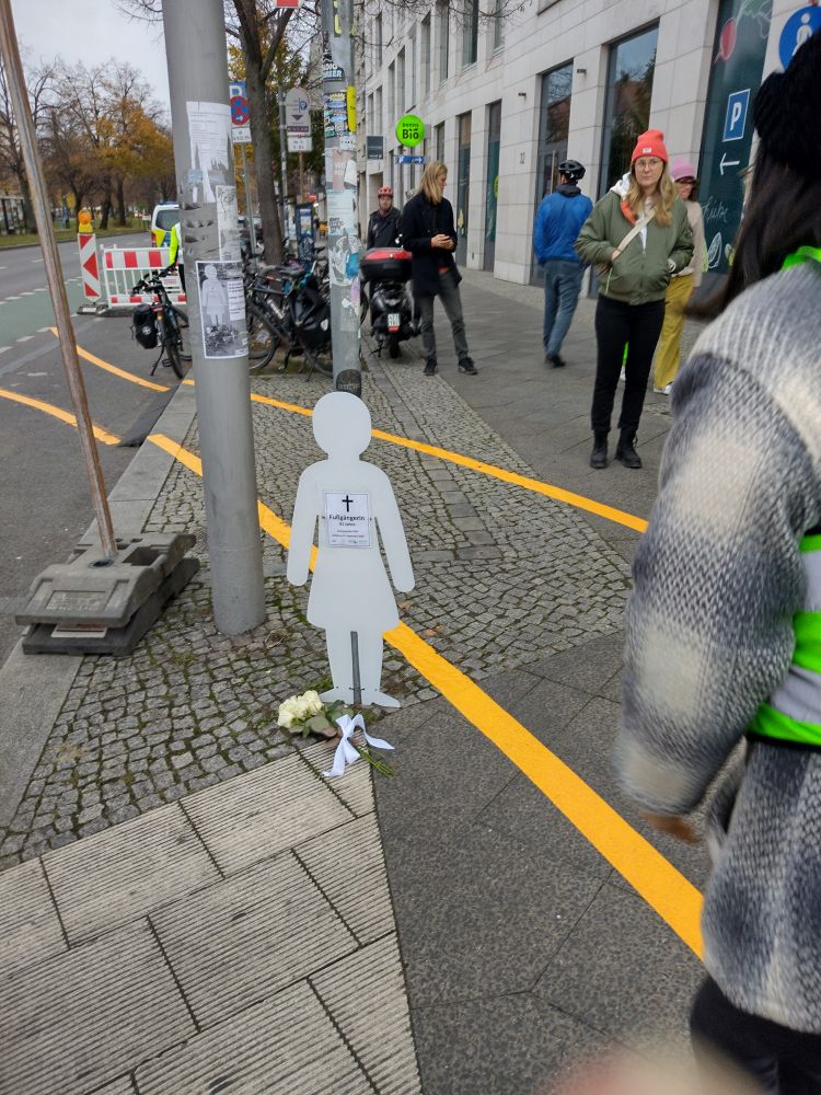 Gedenkfigur für getötete Fußgängerin 