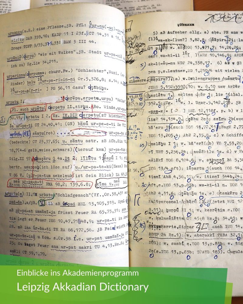 Wörterbucharbeit ohne Computer: Maschinengeschriebenes Manuskript des dritten und letzten Bandes des “Akkadischen Handwörterbuches” von Wolfram von Soden (erschienen 1981) mit zahlreichen Korrekturen und Anmerkungen, heute als Teil seines Nachlasses am Altorientalischen Institut der Universität Leipzig. © Foto: Janine Wende/Leipzig Akkadian Dictionary