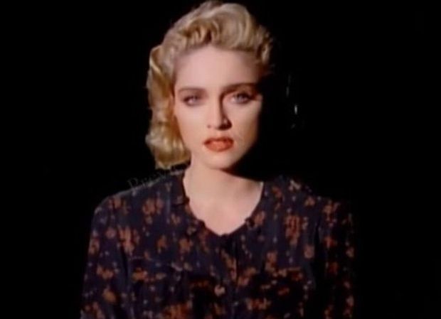 Madonna em cena do videoclipe da música.