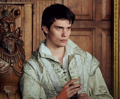 Cena do jovem George vestido como nobre, num salão ricamente decorado.