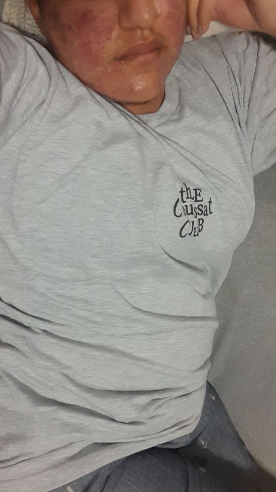 Foto de medio cuerpo (torso principalmente).