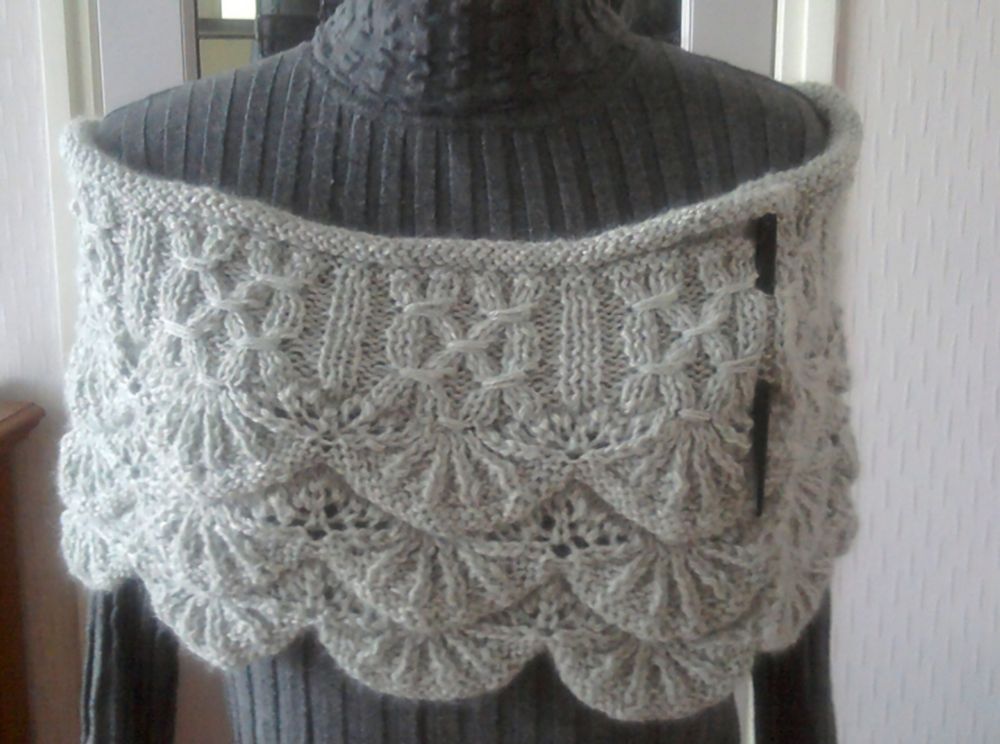 Brandywine falls wrap in silvergrey. Lace, ribbed, smocked 
