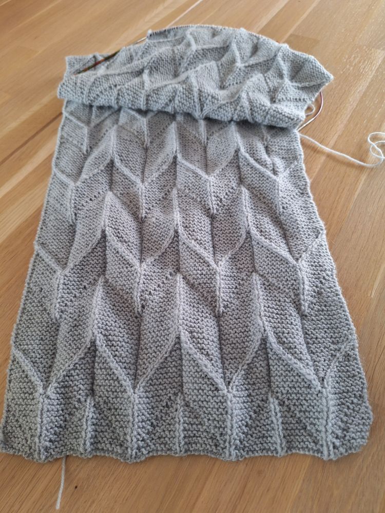 Zig Zag Pizzazz scarf in Grey. The wool i'm using is West Yorkshire Spinners Signature 4 Ply Solids 129 Dusty Miller