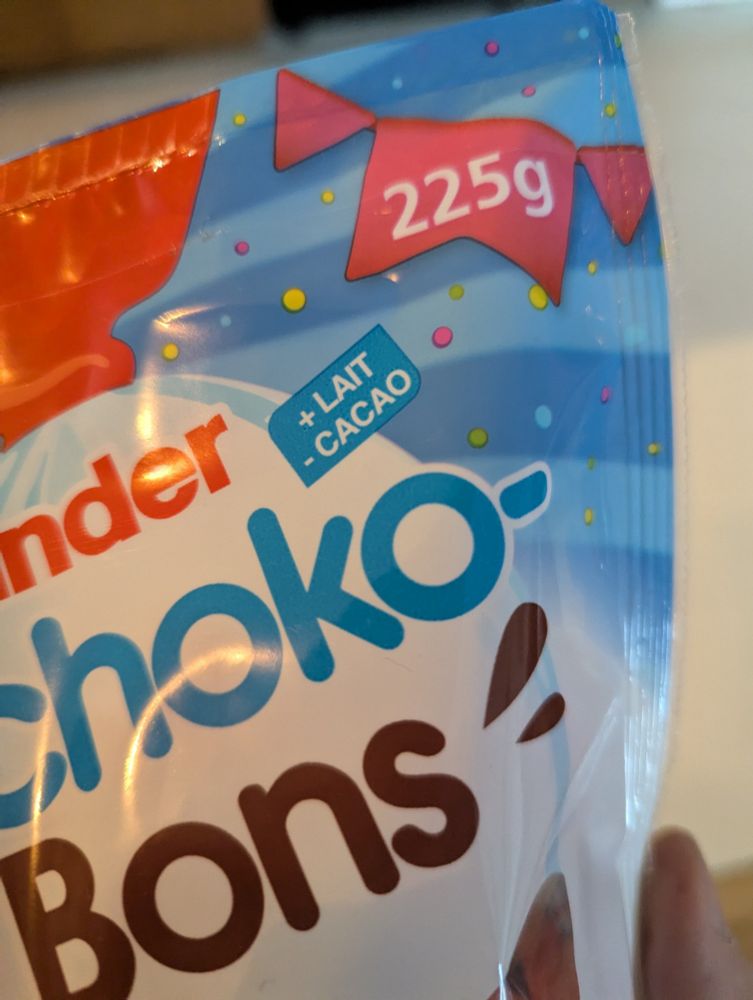 Paquet de Kinder Schokobons avec un encart "+ de lait, - de cacao"