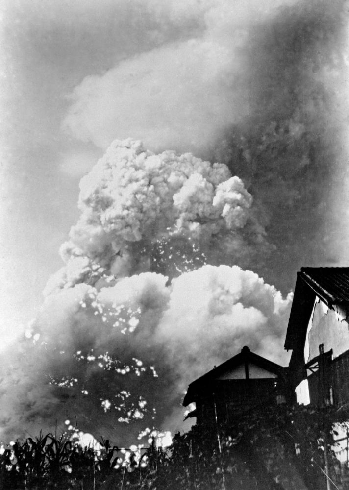 Hiroshima le 6 août 1945, peu après l'explosion de la bombe atomique. Photo prise par Mitsuo Matsushige, à 7 km de Ground zero. Il était chez lui en convalescence après une maladie, lorsqu'il y eut un éclair soudain de lumière suivi d'une explosion. Une « boule orange » commença à s’élever au-dessus d’Hiroshima. Il a rapidement sorti son appareil photo et a saisi ce cliché.