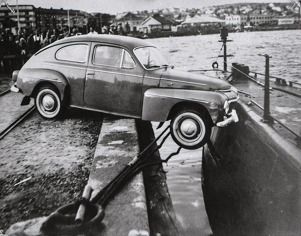 Collision entre une voiture Volvo PV544 et le sous-marin HSwMS Bävern à Södra Hamnen, Lysekil, Suède.
Date :
19 août 1961
Source :
https://digitaltmuseum.se/021015749757/kollision-mellan-bil-och-ubat
Auteur :
Hans Johansson