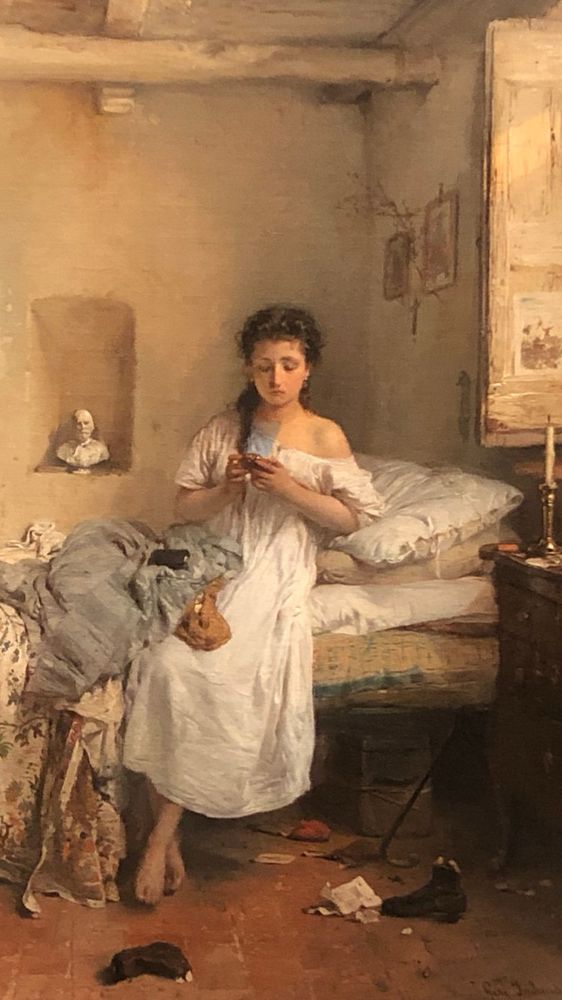 Peinture ancienne : un femme au réveil  regarde un objet entre ses mains. J’ai ajouté une lueur bleue.