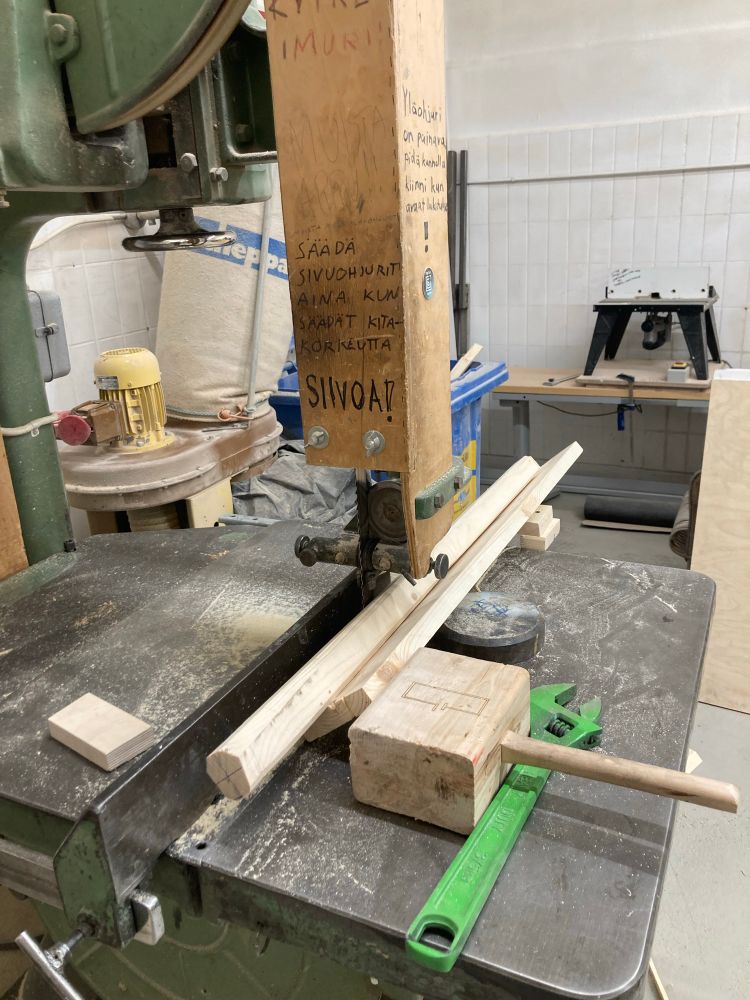 Sahausjiiri jota pitää paikallaan random metallikappaleet vannesahaa vasten