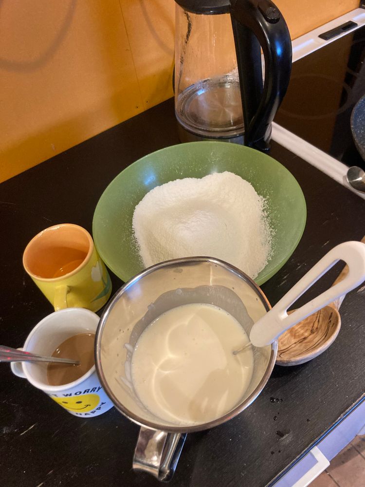 Pannukakkutaikinan eroteltuna märkiin ja kuiviin aineosiin, eli ”buttermilk pancakes”