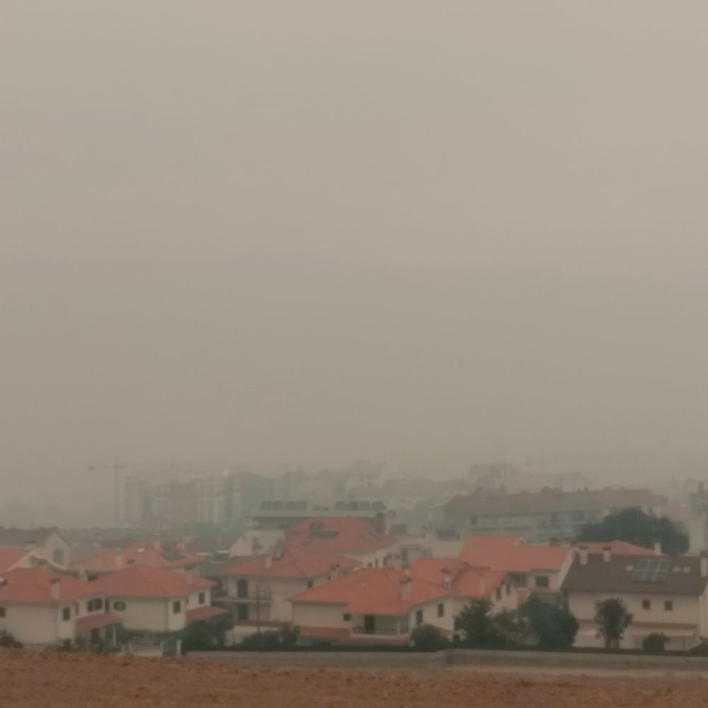 Vista parcial do Fundão, às 18h10 de 18 Agosto, durante o incêndio nas proximidades.