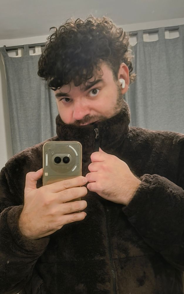 Autofoto en el espejo con un abrigo de plumas y apariencia exterior furry y color oso pardo