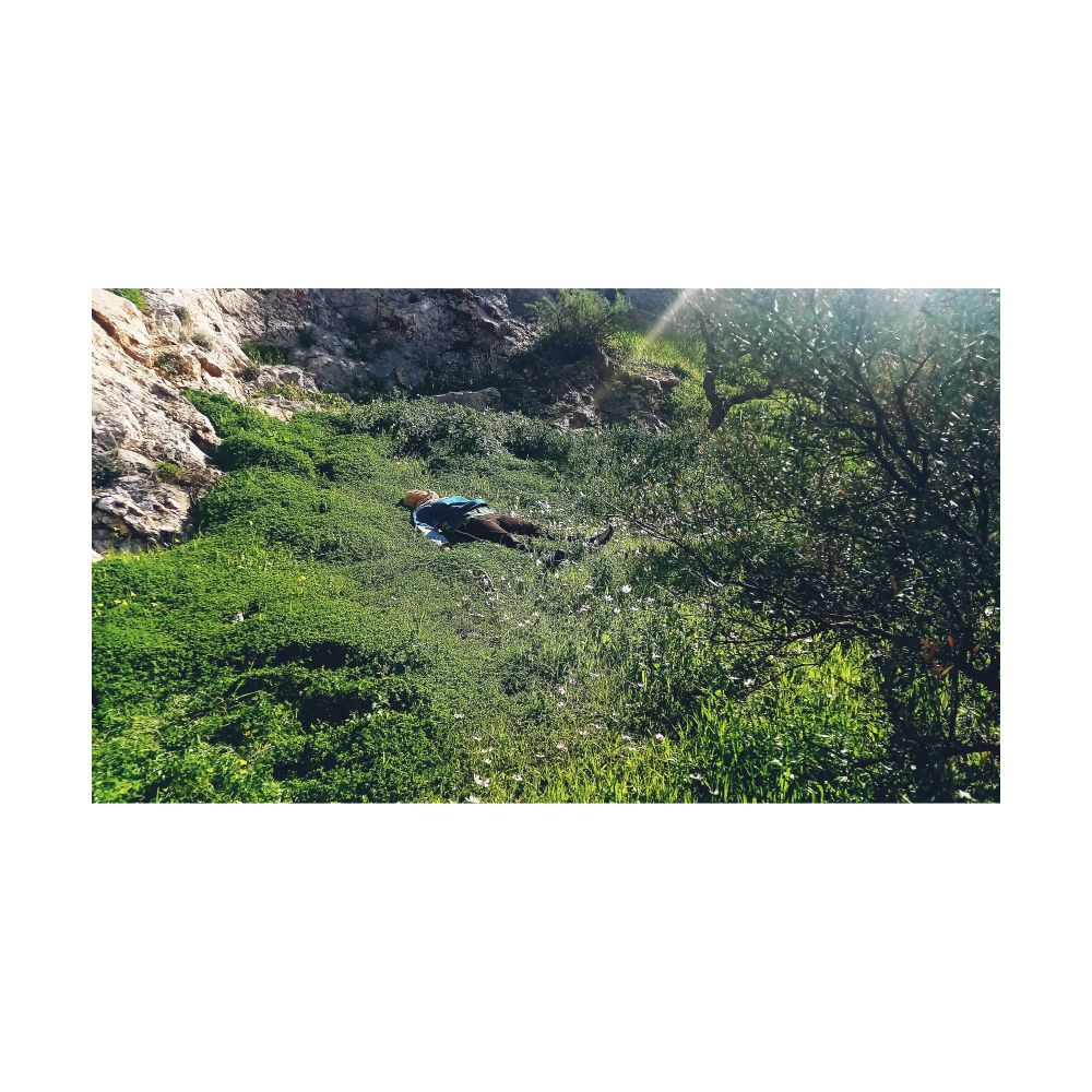 Τι κάνετε εδώ; θα ρωτούσε κάποιος με εύλογη απορία έτσι καθώς απλωναμε με ευχαρίστηση τα κουρασμένα σώματά μας στη γη. Τους πεθαμένους θα απαντούσα, γελώντας δυνατά και με αυθάδεια μες στα μούτρα του - θα πέθαινα να δω τα μούτρα του - ή απλά ξεκουραζομαστε, επάνω στη γη.