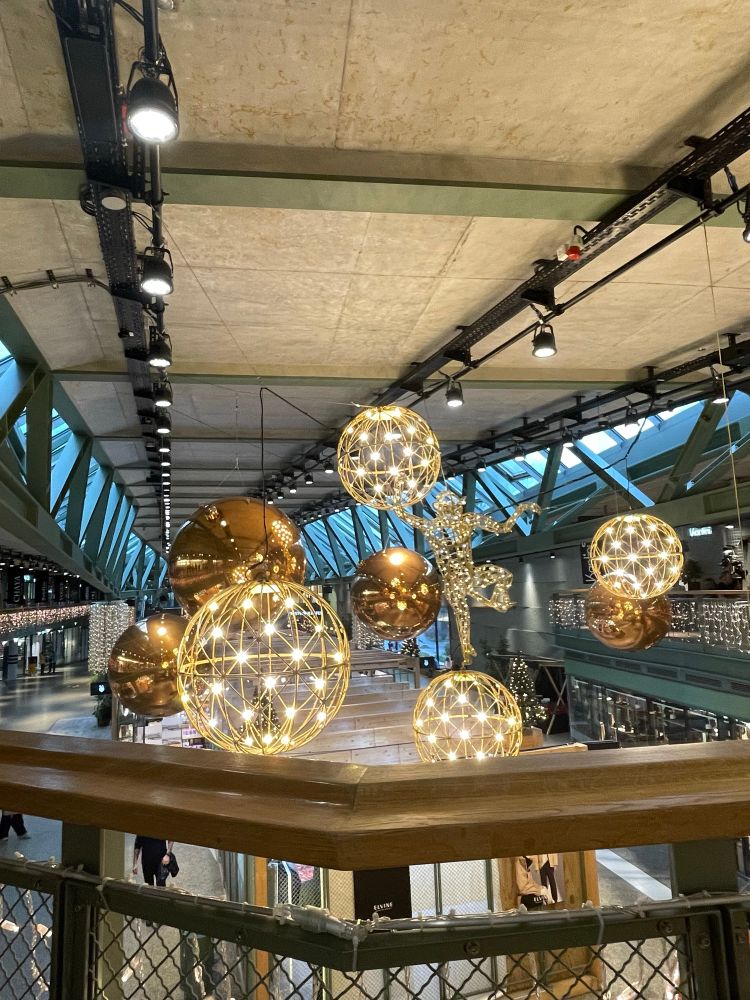 The original x-mas decoration with big fairy lights baubles and a monkey shaped figure in the middle. 