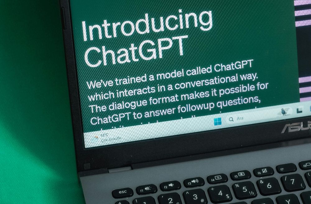 Pantalla de computadora portátil que muestra la página de introducción de ChatGPT en el sitio web de OpenAI.