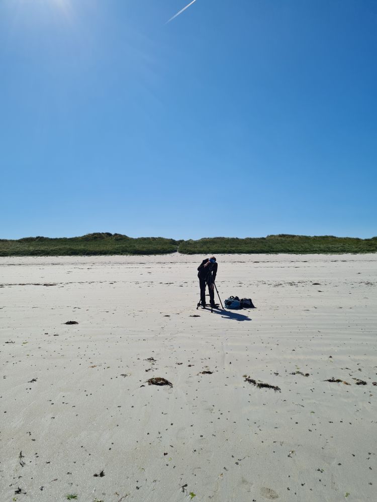 Chayka sur la plage faisant des réglages pour le tournage