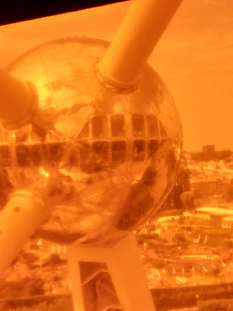 Blick aus dem orangen Fenster des Atomiums in Brüssel 