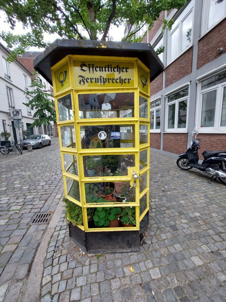 Anders genutzte Telefonzelle 