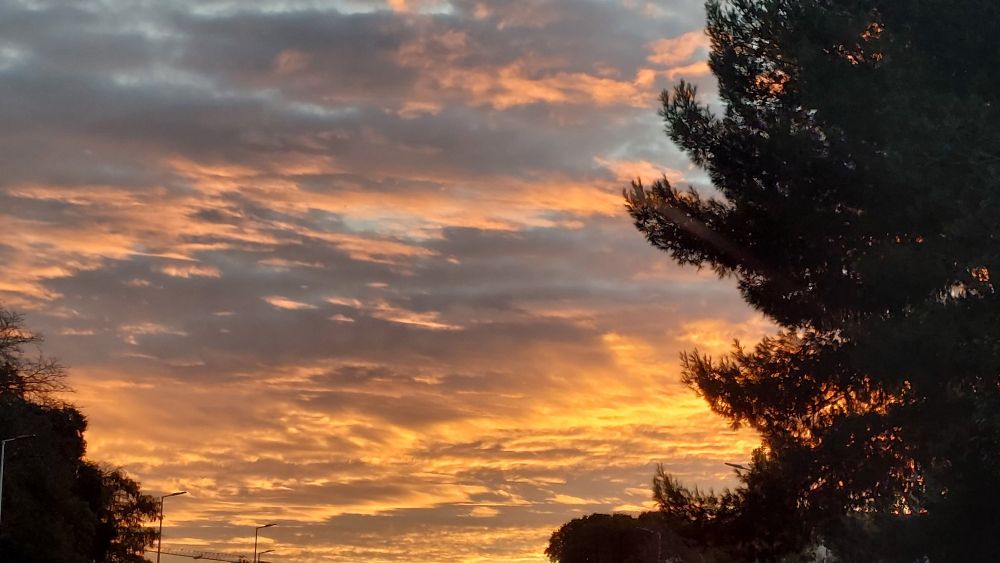 Ciel plein de nuages dorés par le soleil lrvant