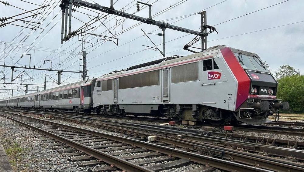 Pour anticiper d'éventuelles pannes de climatisation, la SNCF prévoit des annulations de trains sur certaines lignes pour la fin de semaine. De fortes chaleurs sont attendues, notamment dans le Sud-Ou...