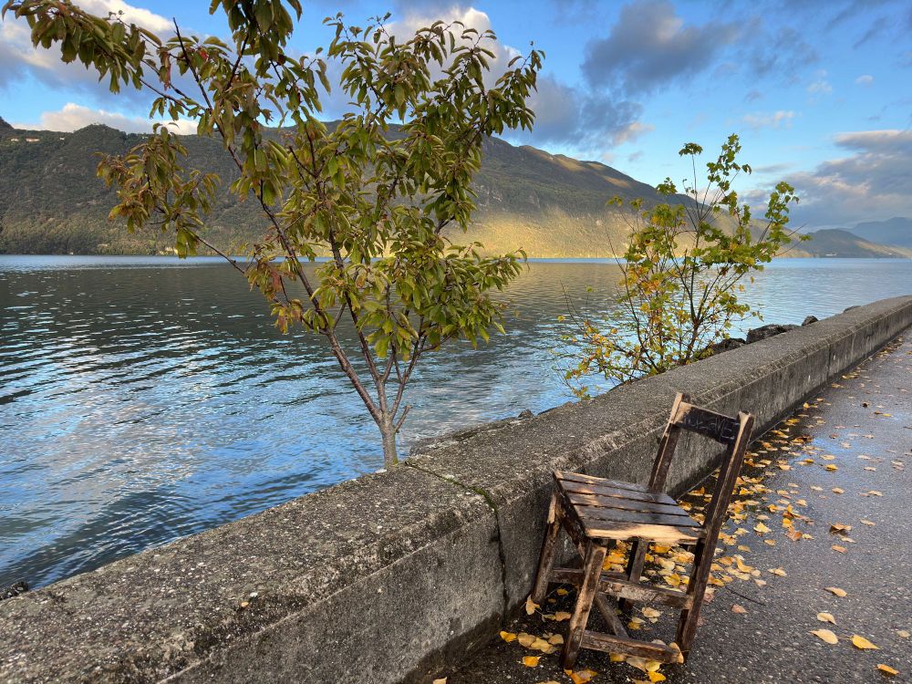 Aix-Les-Baibs. Une vue du lac depuis la jetée du petit port de la ville