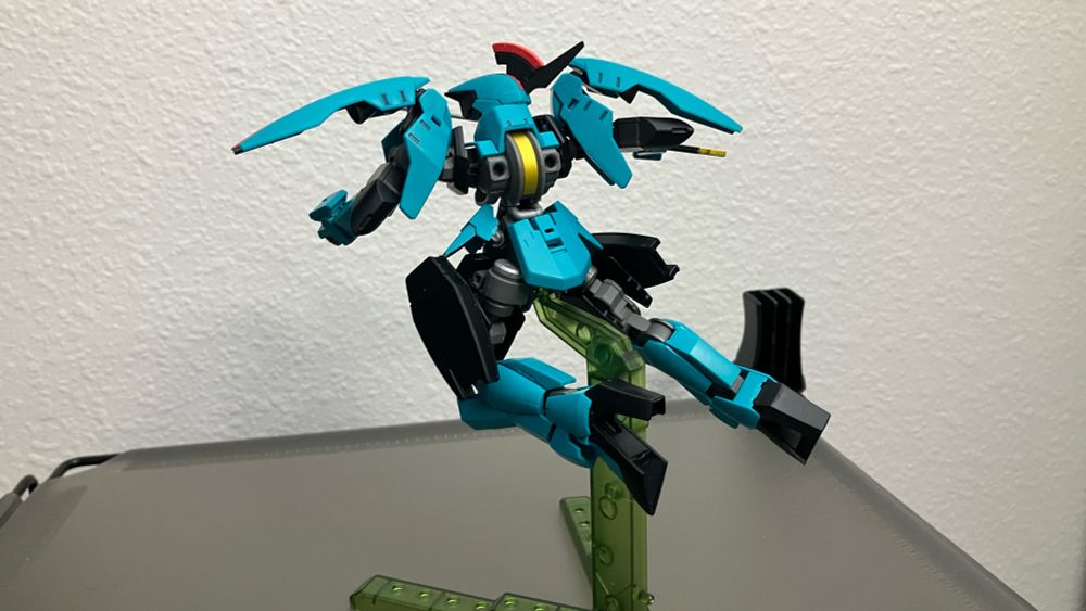 HG Carta’s Graze Ritter attacking with sword rear view