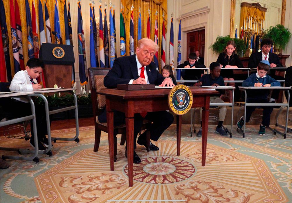 Trump abolishes the Education department 