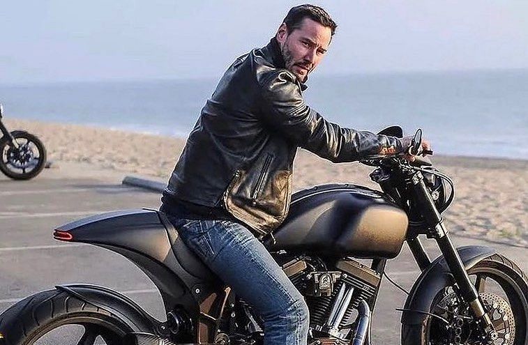 Keanu gives US chics a wettie. 