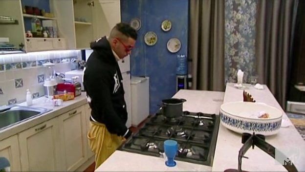 el tío de jersey shore mirando a la cocina replanteándose su existencia que representa cómo me siento como no me tatúe en este mismo instante