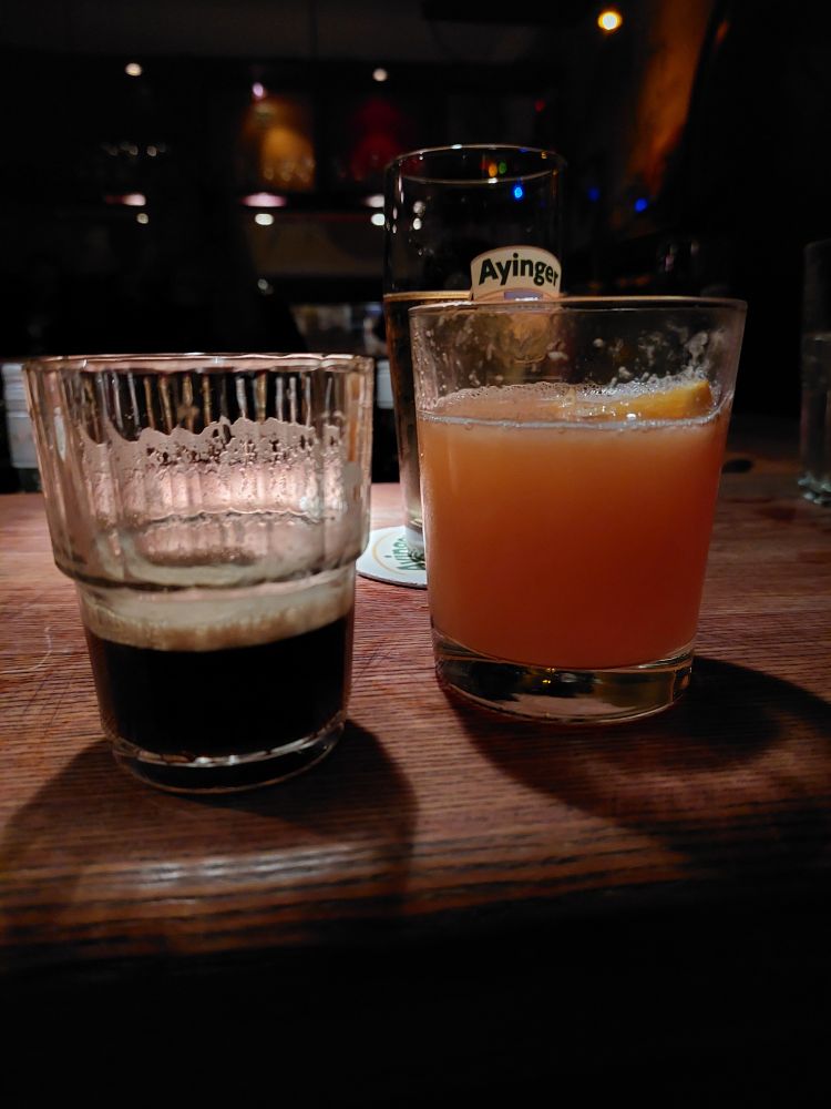 Fast ausgetrunkener liquide cocaine, daneben ein fast voller Aperol Sour. 