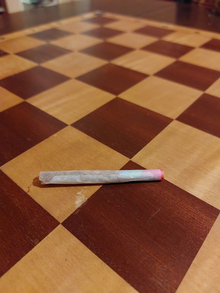 Ein leeres Schachbrett mit einem Stick (kl. Joint) drauf. 