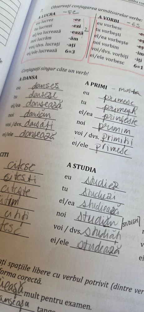Bilde av en bok med bøyningsmønstre for verb i presens. Og det er ikke engang alle verbgruppene!