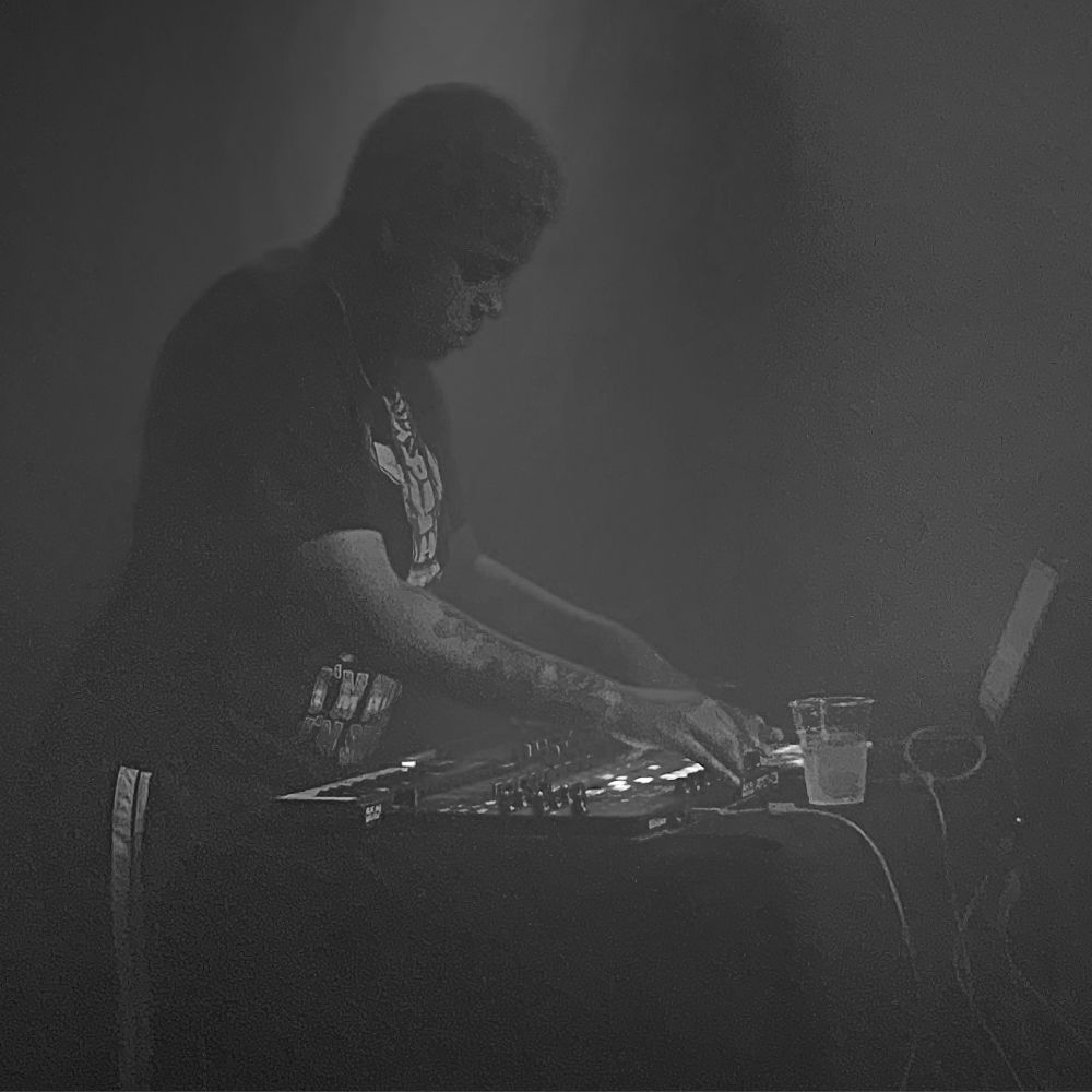 Loraine James in a moody aura playing her intense electronica