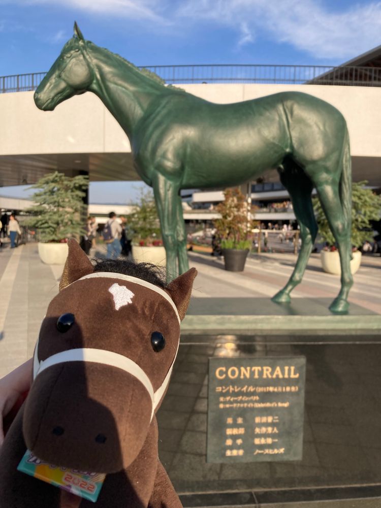 コントレイルの銅像の写真　手前にプボぬいを映り込ませている