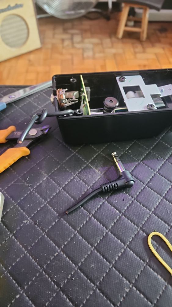 O mesmo pedal mas agora com um jack instalado