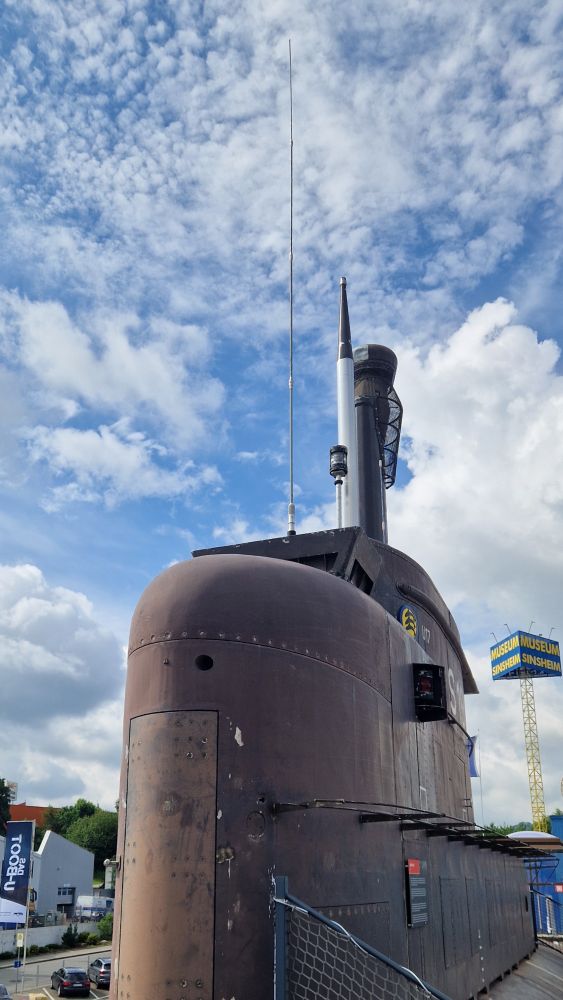 U-Boot-Turm vorm leicht bewölkten Himmel