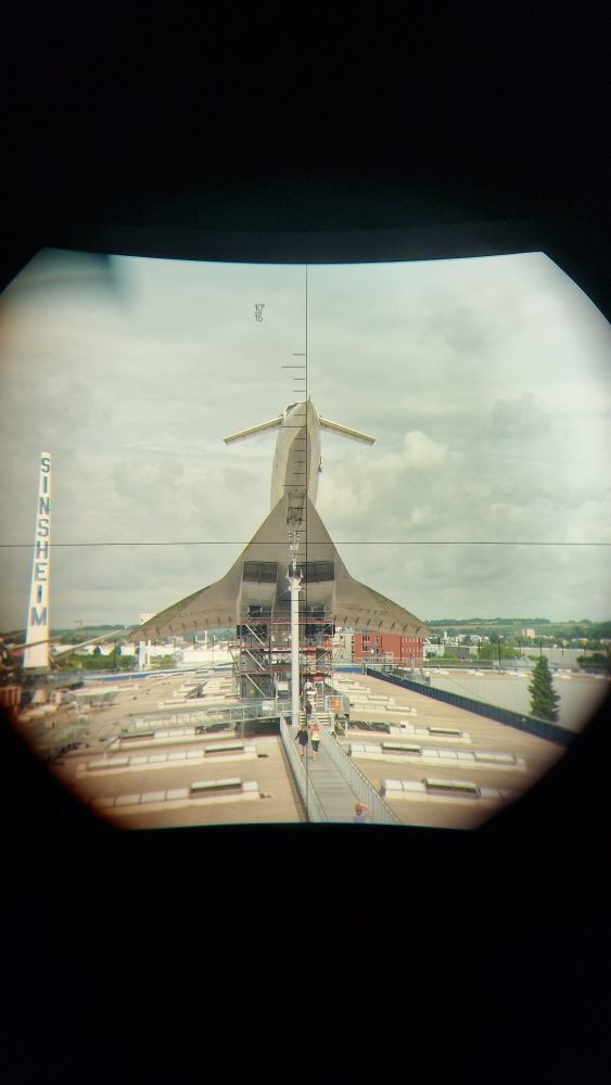 Blick per Periskop auf ein Überschallpassagierflugzeug und ein Schild "Sinsheim"