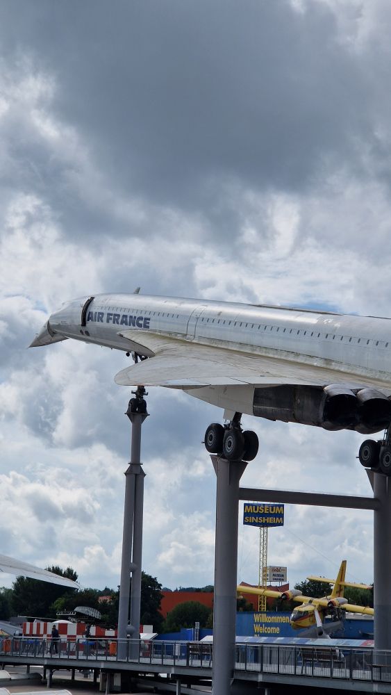 Concorde, dahinter Schilder "Museum Sinsheim" und "Willkommen"