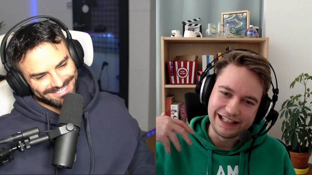 Zwei Männer mit Mikrofon sprechen via Video-Call miteinander.