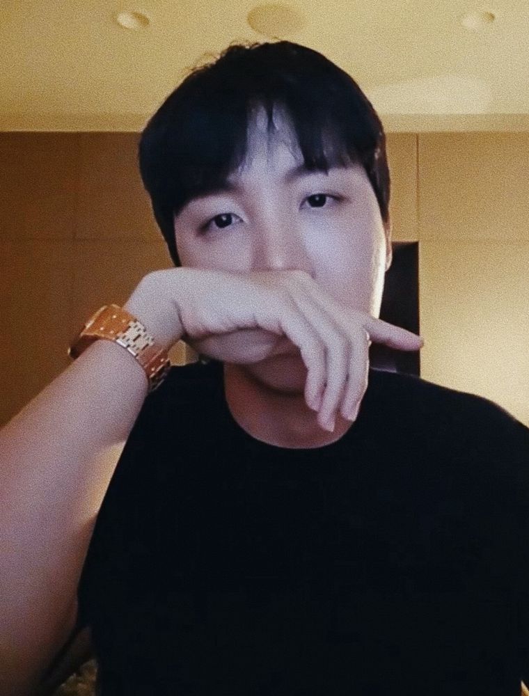 Hobi flexing his 100k watch and rocking a simple black t-shirt.
