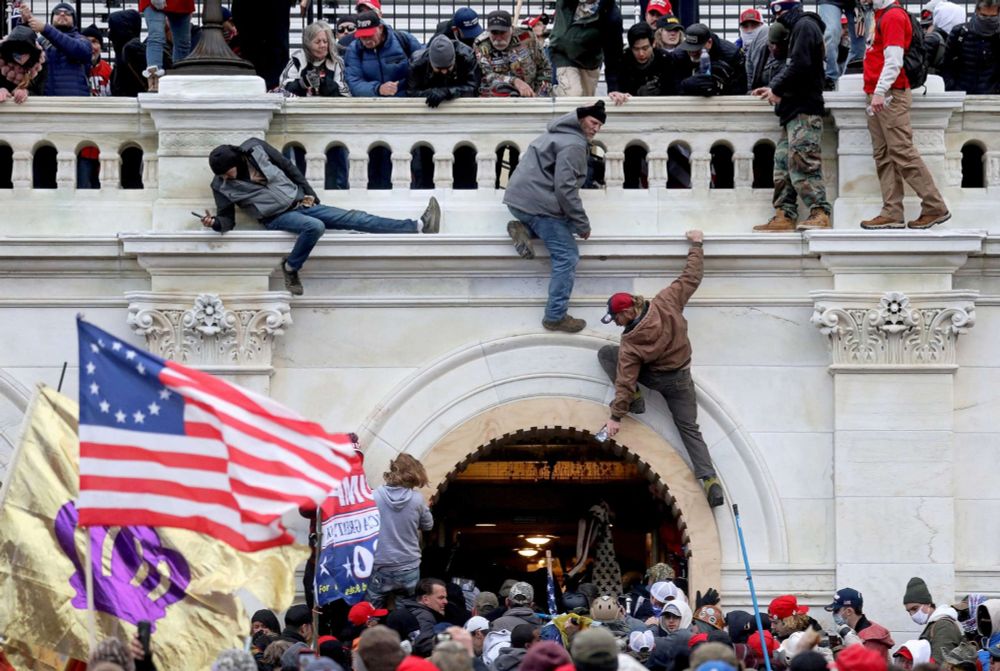 Insurrectionists attacking the Capitol building Jan 6 2021