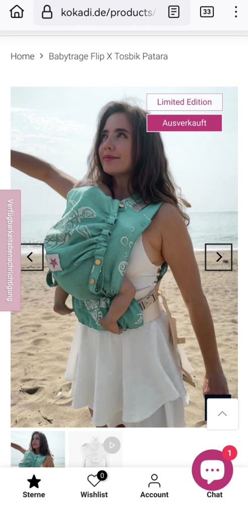 Werbefoto, auf dem eine dunkelhaarige junge Frau in weißem Kleid am Strand zu sehen ist. Sie hat ein Baby in einer Tragehilfe vor sich. Die Trage ist aus hell-türkis-grünem Stoff mit einer großen weißen Schildkröte darauf.